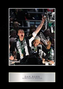 Dan Burn Newcastle A3 Wood Black Frame Signed Limited Edition Memorabilia Print - Foto 1 di 2