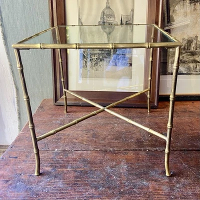 Mesa auxiliar cuadrada de latón estilo baguès de bambú sintético Mid Century Foto 1 de 4