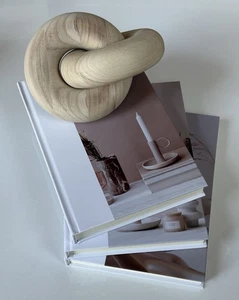 Juego de 3 libros decorativos para decoración del hogar, cadena de madera de 2 eslabones, tallada a mano. - Imagen 1 de 13