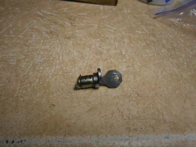 Cerradura y llave de maletero Studebaker NOS 265595 1936-50 Foto 1 de 3