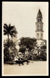 MEXICO - TAMAULIPAS - TAMPICO, LOCALS ON BENCH BY ST AUGUSTINES, REAL PHOTO - Picture 1 of 2