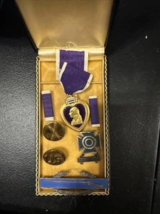 RARO ESTUCHE ORIGINAL AUTÉNTICO MEDALLA CORAZÓN MORADO Y OTROS - Imagen 1 de 6
