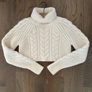 Suéter corto Cecilie Bahnsen Giselle lana alpaca tejido con cable cuello alto marfil XS/S - Imagen 1 de 8