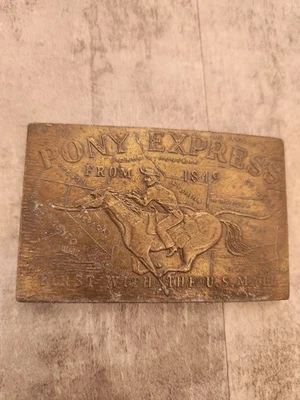 DE COLECCIÓN PONY EXPRESS PRIMERO CON EL CORREO DE ESTADOS UNIDOS HEBILLA DE LATÓN HEBILLAS LEWIS Foto 1 de 4
