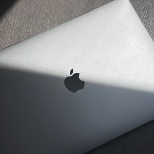 Apple MacBook Pro 13 in 2020 Space Gray/Intel Core i5 2.00 GHz, 1 TB 16 GB Intel - Zdjęcie 1 z 13