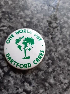 One World Day Dartford Cares Vintage Abzeichen - Bild 1 von 2