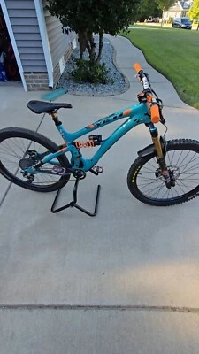 Yeti Cycles SB6c Carbonfiber Mountain Bike  - Image 1 of 4