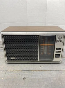VINTAGE General Electric GE AM/FM Radio Model 7-4115B Walnut Grain Finish - Picture 1 of 9