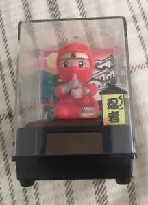 Solarfigur japanischer Ninja (rot) - Bild 1 von 6