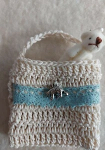 Kleines Häkeltäschchen mit kleinem Teddy, 6 x 7 cm für Bären oder Puppen - Bild 1 von 1