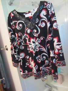 Top elegante donna nuovo senza etichette manica 3/4 alfred dunner taglia XL nero/rosso/bianco - Foto 1 di 13