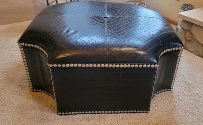 Enormes tachuelas otomanas de peltre Honquest de cuero negro con estampado de cocodrilo Foto 1 de 4