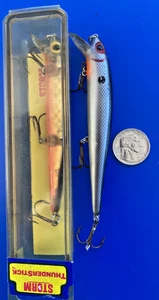 SET 2 STURM ANGELKÖDER THUNDER STICK CRANKBAITS JERKBAITS NOS 4,5" MINNOWS - Bild 1 von 8