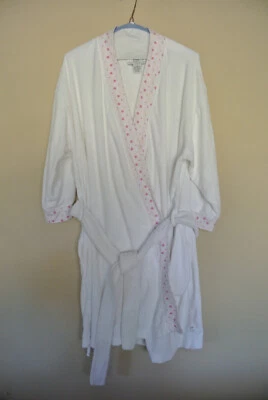 Bata de baño Karen Neuburger suave blanca clara talla mediana floral con corbata y bolsillos Foto 1 de 3