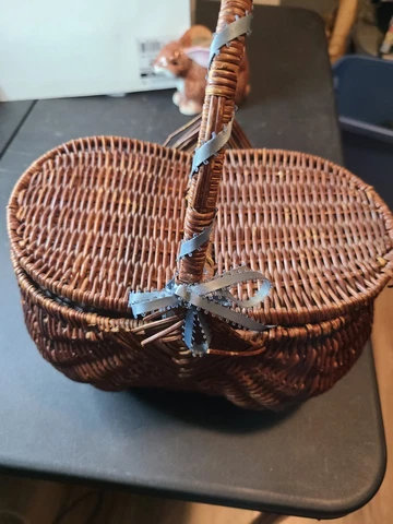 Vintage Gathering Basket With Flip Top and Center Divider Cover