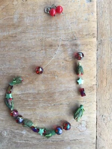 Ausgefallene Kette grün / rote mit Perlen und Stoffrosen - Bild 1 von 2