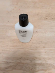 OLAY AGE DEFYING ANTI-WRINKLE DAY LOTION WITH BROAD SPECTRUM SPF 15 - Picture 1 of 3