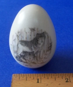 PEQUEÑO HUEVO DE PORCELANA CON LOBOS EN BOSQUE Y ALASKA EN LETRAS DE ESCRITURA EN LA PARTE POSTERIOR - Imagen 1 de 4
