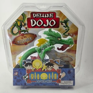DELUXE DOJO The Magical Dragon XIOLIN SHOWDOWN 2003 MAI USATO E SIGILLATO NUOVO! - Foto 1 di 3