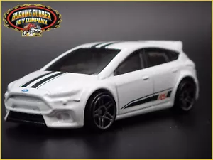 2011-2018 FORD Focus Rs Bianco 1:64 Scala da Collezione Diorama Modellino Auto - Foto 1 di 8