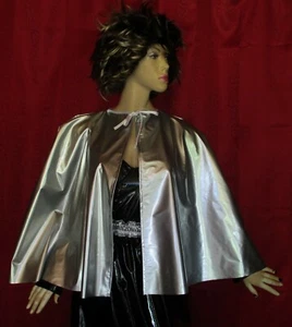 Mantello da acconciatura a vernice Lackcape corto argento nastro Vinylcape short Barberscape - Foto 1 di 3