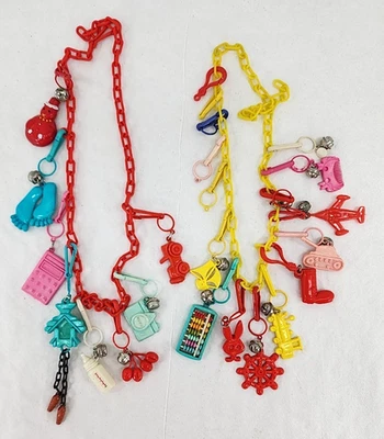 Collar de cadena con clip de plástico con dije de campana de colección de 1980 - 17 dijes dos collares Foto 1 de 4