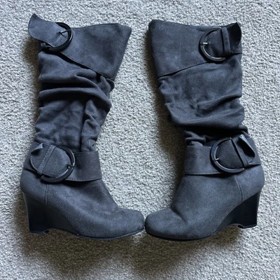 Botas Journee Collection Gris Gamuza Cuña Cremallera con Acentos de Hebilla Para Mujer Talla 6 Foto 1 de 4