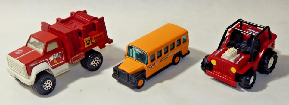 Lote de 3 juguetes Jeep todoterreno camión de bomberos Tonka autobús escolar Buddy L vintage Foto 1 de 4