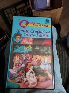 RZ ANNIE'S QUICK & EASY CON UN GANCIO Q VIDEO VHS COME LAVORARE ALL'UNCINETTO CON FILATO O - Foto 1 di 2