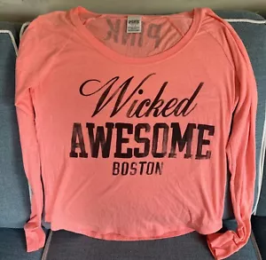 Camiseta ROSA Victoria's Secret "Wicked Awesome Boston" Manga Larga Talla Grande - Imagen 1 de 5