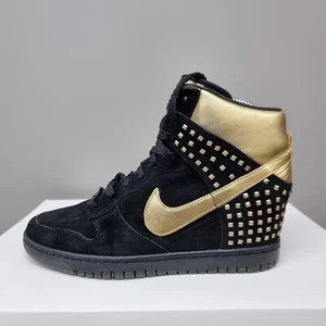 NIKE DUNK SKY HIGH NIETEN QS ""SCHWARZ-METALLIC GOLD"" KEILSTIEFEL (615873 001) - Bild 1 von 12