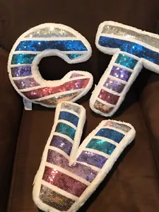 JUSTICE INITIAL (C, J, K, T, V) KISSEN MEHRFARBIG PAILLETTEN UND PLÜSCH SUPER WEICH WOW!! - Bild 1 von 3