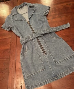 Mini abito Lulus Distinct Icon lavaggio medio denim con cintura e tasche taglia XS - Foto 1 di 3