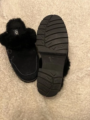 Mules de gamuza negra con costuras florales UGG para mujer Foto 1 de 4