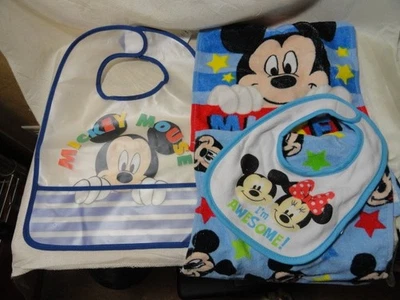 LOTE DE 4 BABEROS BEBÉ DISNEY MICKEY MOUSE PLÁSTICO, TELA DE FELPA, ALGODÓN VER FOTOS Foto 1 de 4