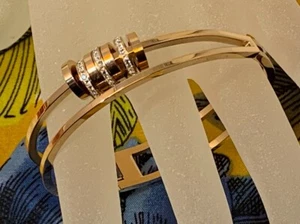 Extravaganter Damen-Armreif aus Edelstahl Roségold Color mit weißen Kristallen - Bild 1 von 3