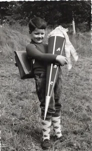 109/644 FOTO SCHULANFANG ZUCKERTÜTE LEDERHOSEN RANZEN - FOTO TRÄNKNER STOLLBERG - Bild 1 von 2