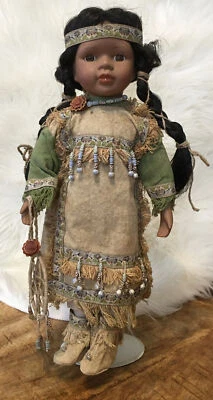 "Muñeca niña india vintage con hermoso atuendo, porcelana Sun Catcher Breads" Foto 1 de 4