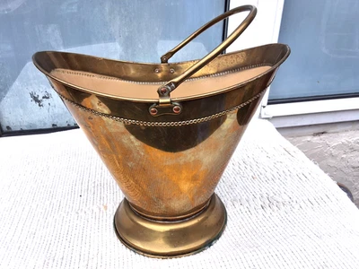 SMALL VINTAGE POLISHED BRASS COAL LOG KINDLING SCUTTLE/ BUCKET with HANDLE - Image 1 of 4