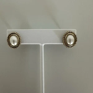 Aretes cabujón vintage ovalados de perlas sintéticas en metal tono bronce - Imagen 1 de 8