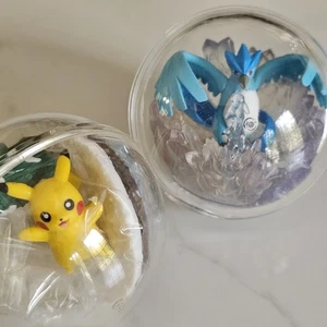 RE-MENT Pokemon Terrarium, 2er Set Pokeballs mit Articuno, Pikachu & Togepi - Bild 1 von 6