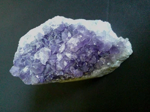 Grappolo di cristallo geode ametista - decorativo - guarigione dei chakra - 11 once, 3,5 pollici - Foto 1 di 7