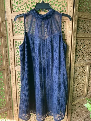 Vestido corto de fiesta sin mangas de encaje transparente azul marino profundo Speechless talla L Foto 1 de 4