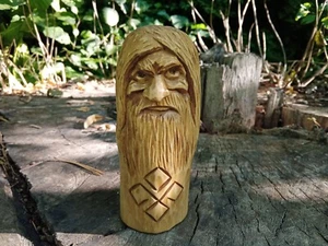 Estatua de madera tallada a mano de Dazhbog - Estatuilla eslava del dios sol, decoración pagana - Imagen 1 de 6
