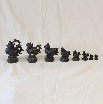 Juego de 8 pesas antiguas de opio de hierro dragón birmano Foto 1 de 4