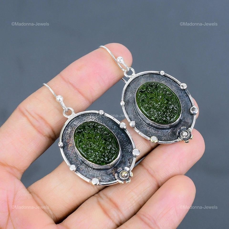 Venta de San Valentín Ovalado Moldavita Piedra Bisel Esposa Pendientes Colgantes Plata de Ley Foto 1 de 1