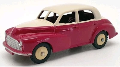 Atlas Editions Dinky Toys 159 - Morris Oxford Saloon - Red/Cream - Boxed (15) - Image 1 of 3