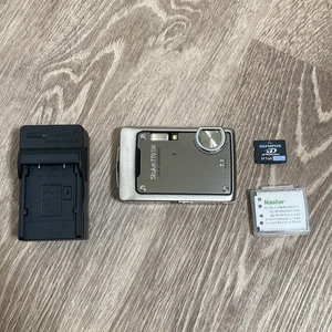 FOTOCAMERA DIGITALE OLYMPUS STYLUS 770 SW 7,1 MP CON BATTERIA, CARICABATTERIE, SCHEDA XD 1G - Foto 1 di 8