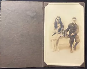 FRATELLO E SORELLA CON CAPELLI LUNGHI SIEDITI SUL TAVOLO con BLOCCHI GIOCATTOLO ~ FOTO SASKATOON CANADA - Foto 1 di 4
