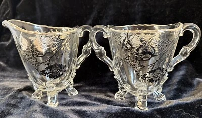 Crema con patas transparentes Silver City Flanders y azucarero abierto decoración Bridgerton Foto 1 de 4